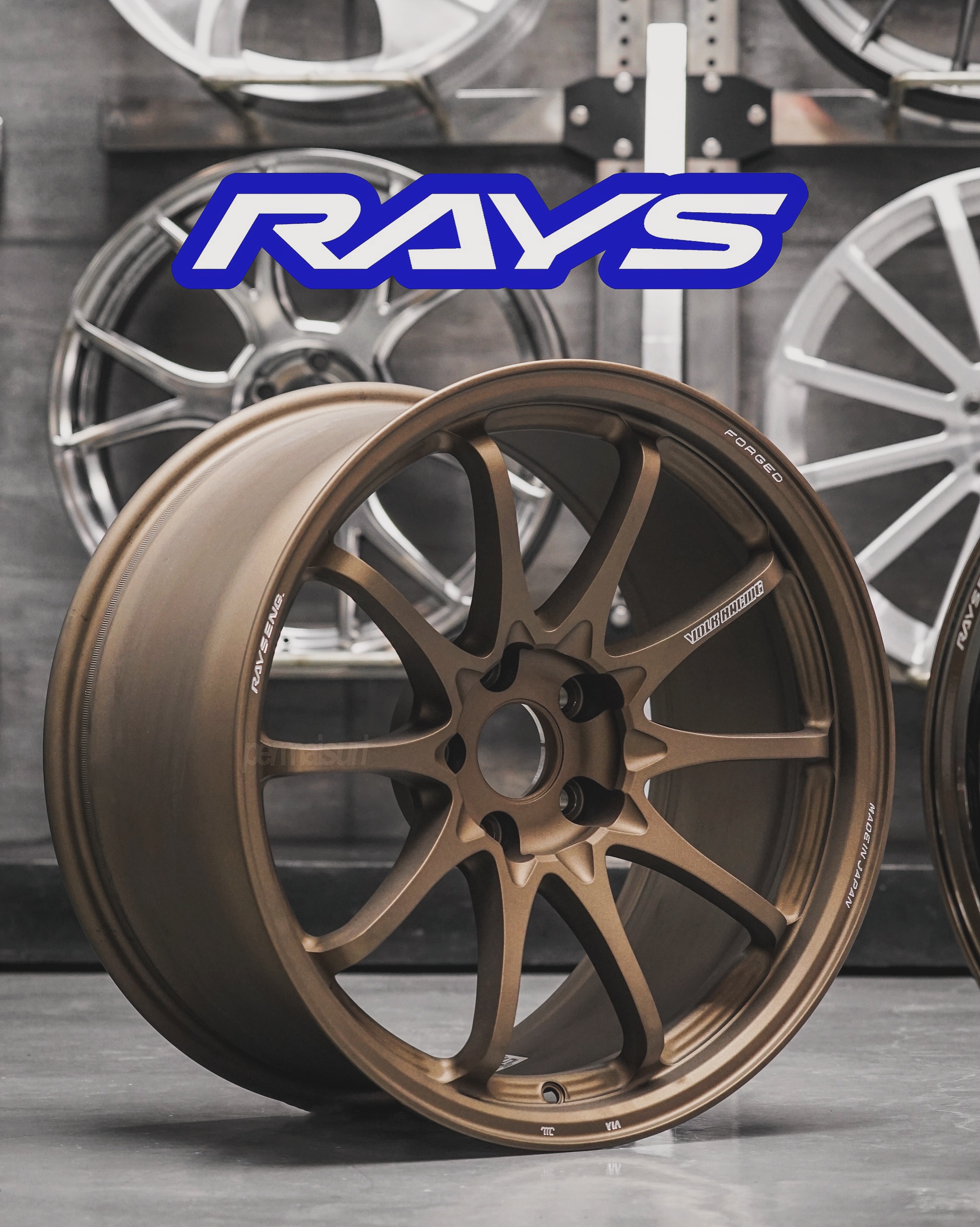 The legendary 10 spoke "RAYS CE28 N-Plus" is an updated model with greatly improved strength and rigidity to cope with the recent increase in vehicle weight and higher power. 

Siapa sih yang ga tau Rays CE28 ini, velg legend yang gayanya khas banget...