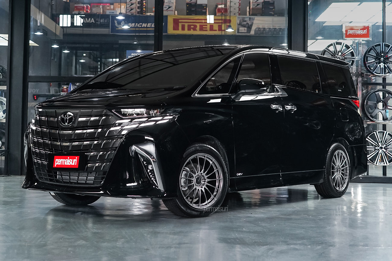 Enkei Racing RS05RR with Toyota Alphard