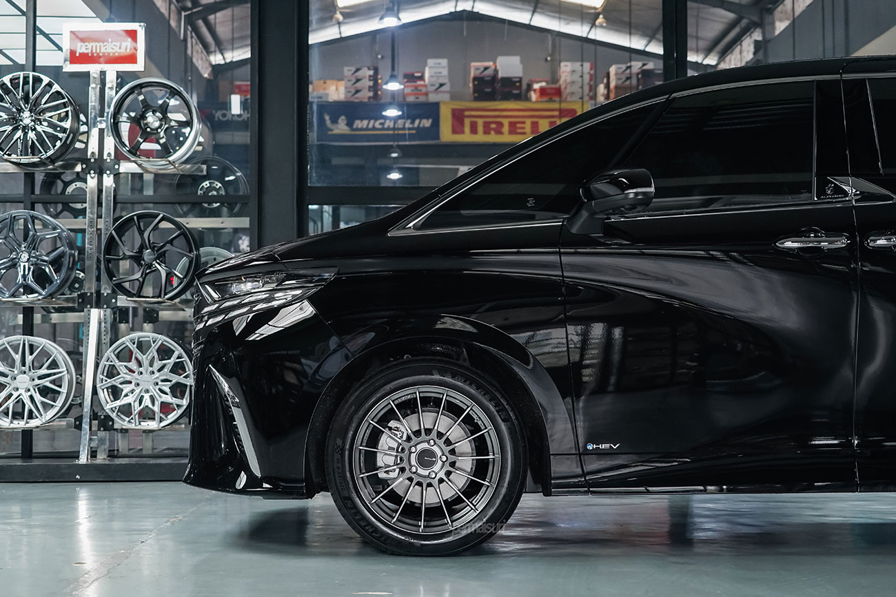 Enkei Racing RS05RR with Toyota Alphard
