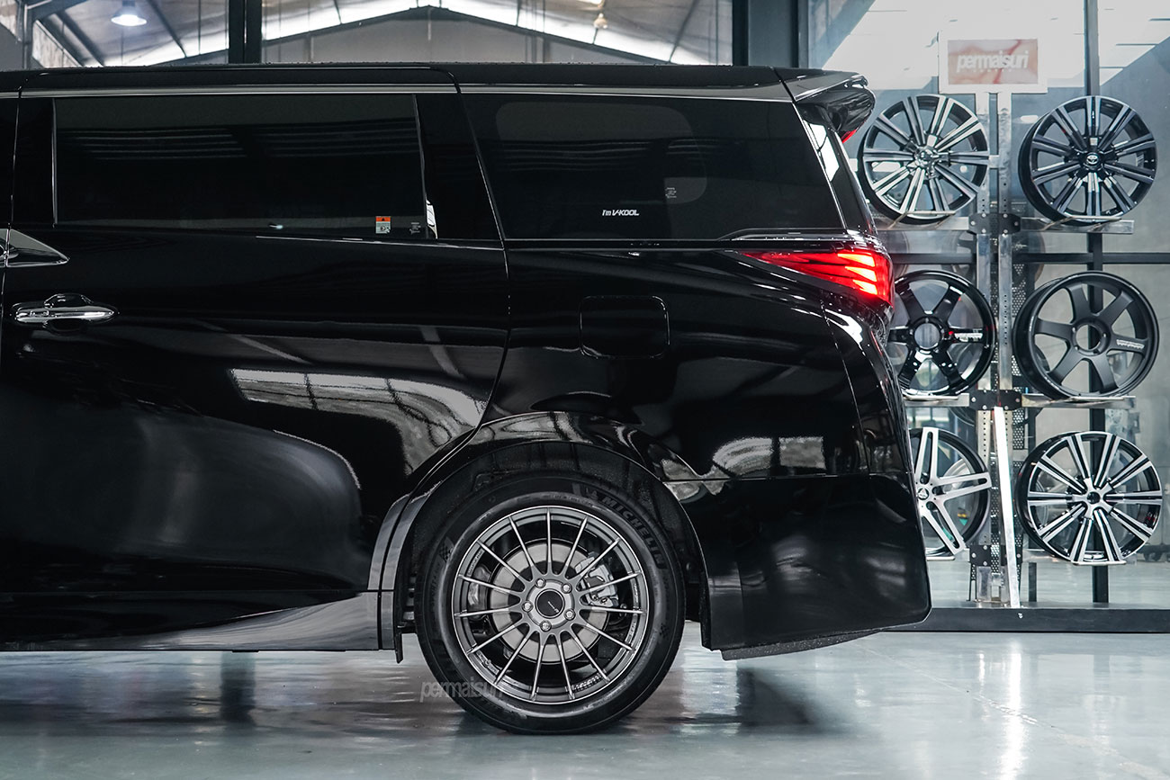 Enkei Racing RS05RR with Toyota Alphard