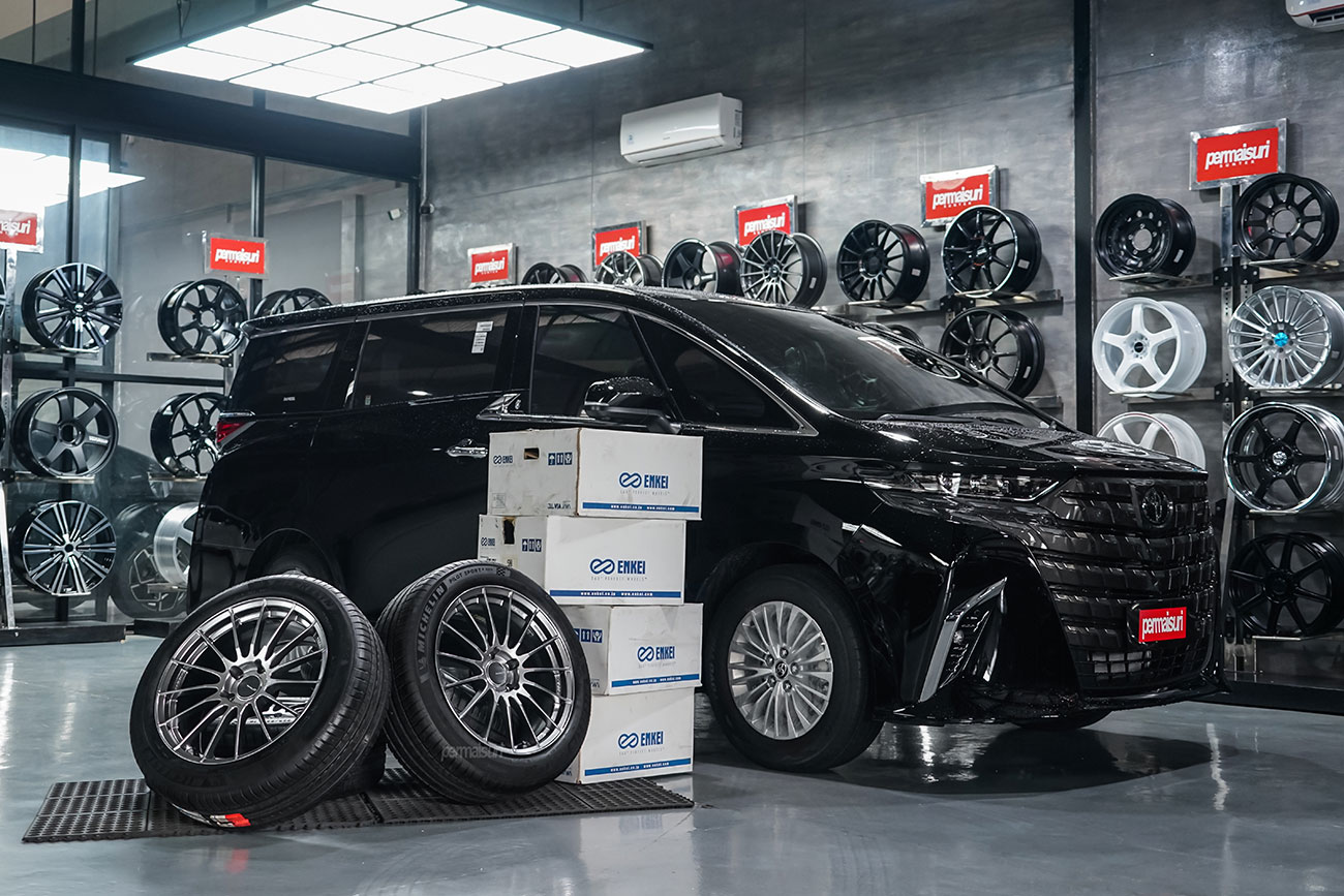 Enkei Racing RS05RR with Toyota Alphard