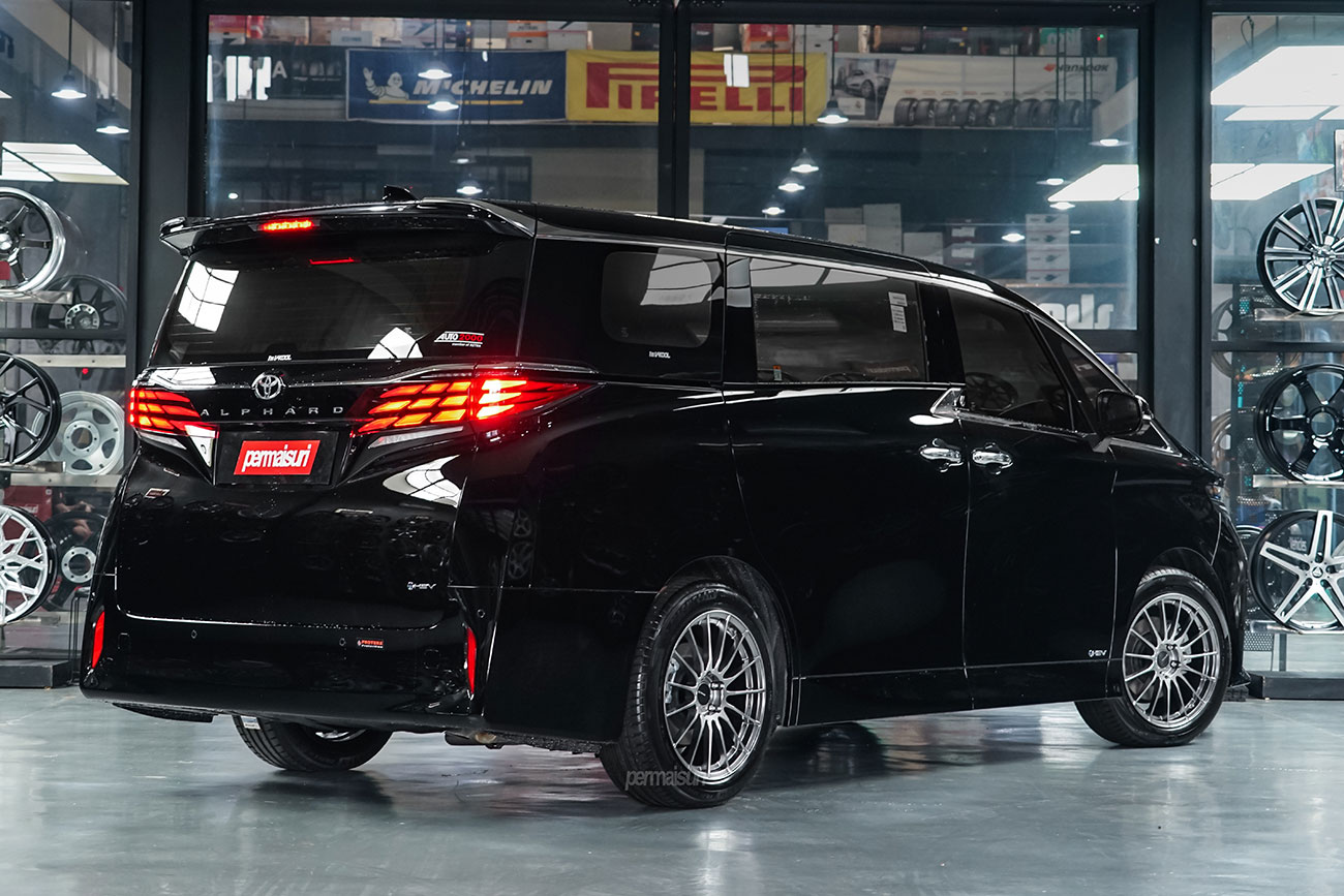 Enkei Racing RS05RR with Toyota Alphard