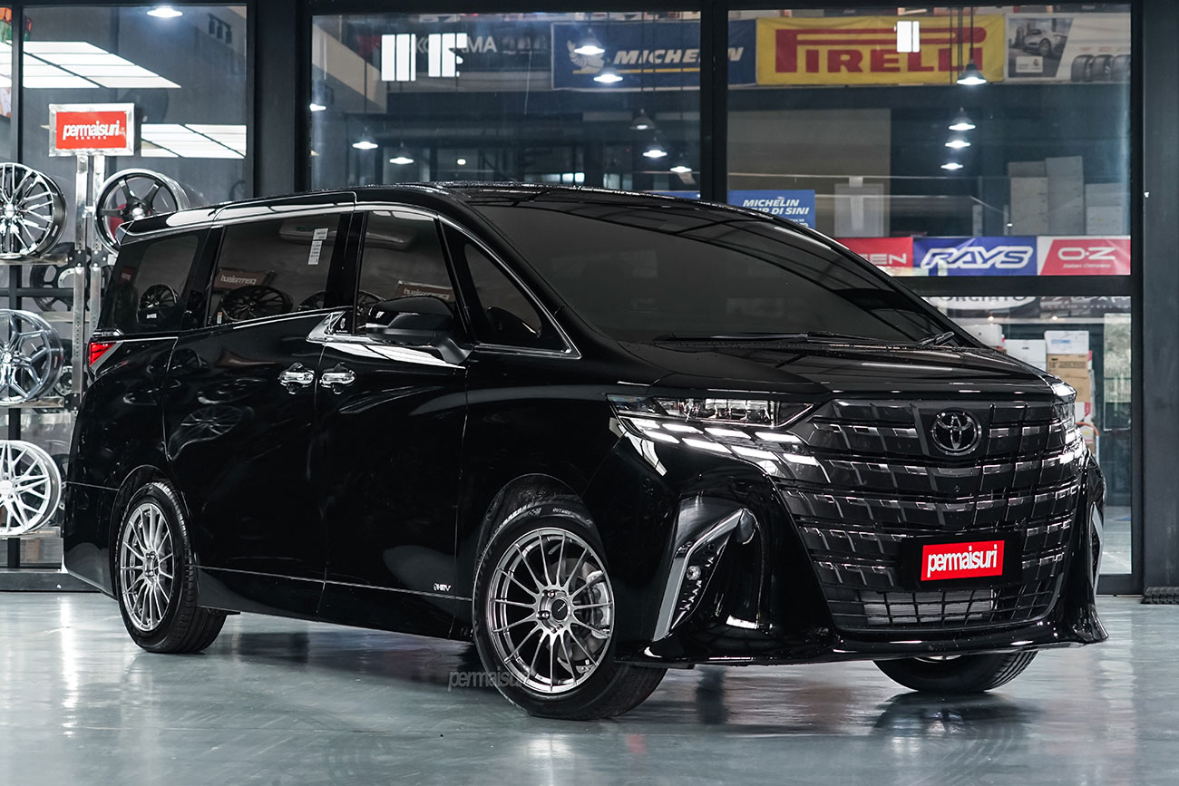 Enkei Racing RS05RR with Toyota Alphard
