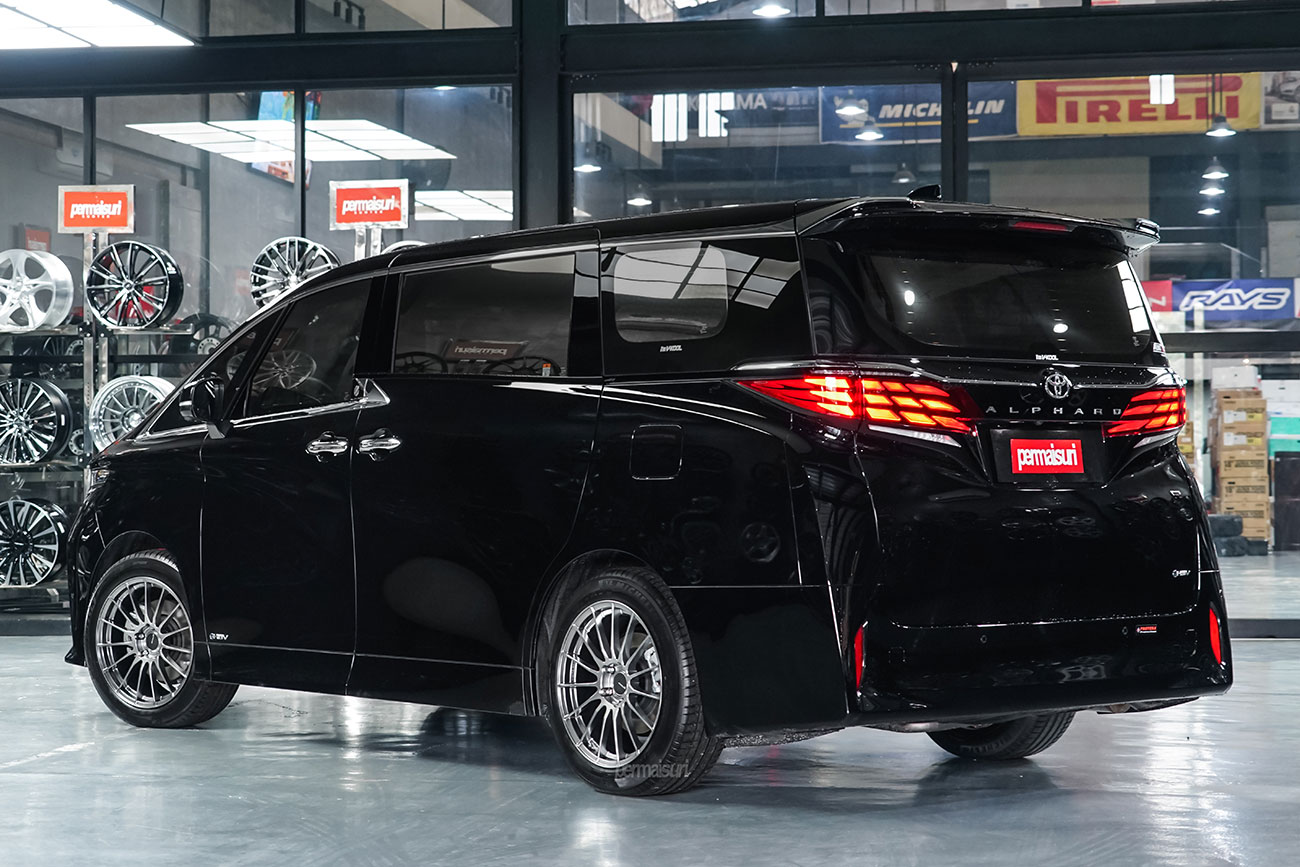 Enkei Racing RS05RR with Toyota Alphard