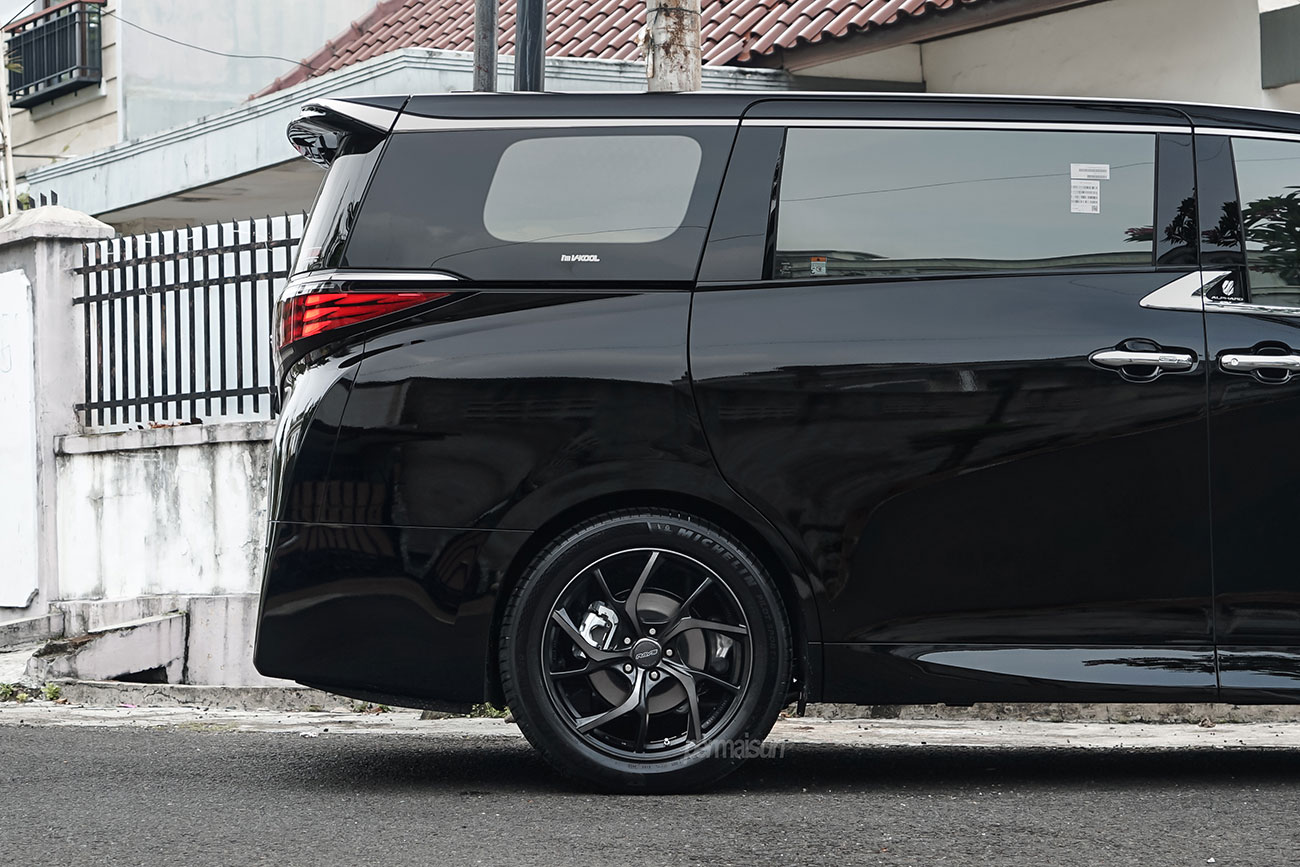 Rays Versus VMF C-01 with Toyota Alphard