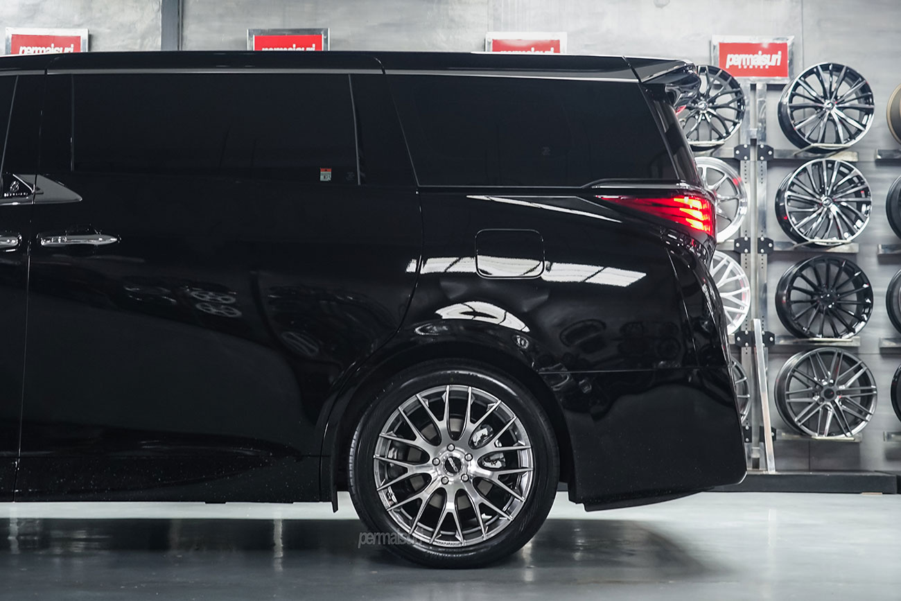 Rays Homura 2X9R with Toyota Alphard