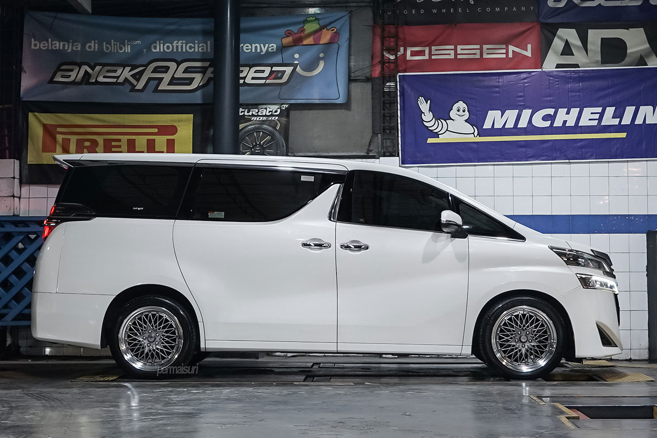 SSR Formula Mesh with Toyota Vellfire