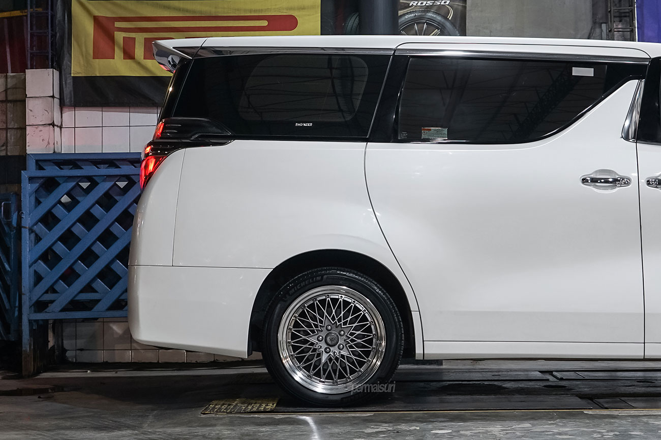 SSR Formula Mesh with Toyota Vellfire