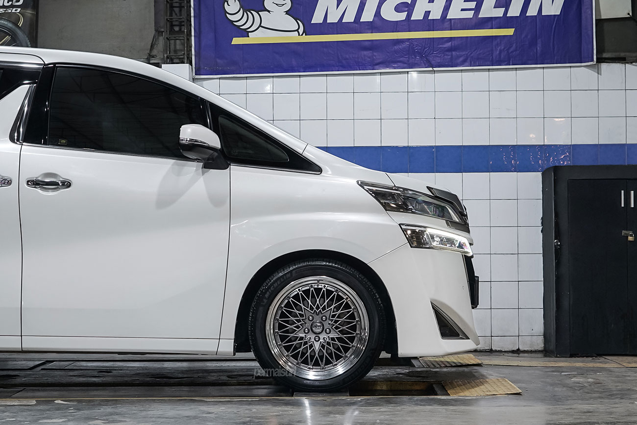 SSR Formula Mesh with Toyota Vellfire