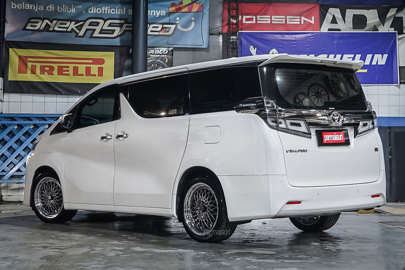 SSR Formula Mesh with Toyota Vellfire