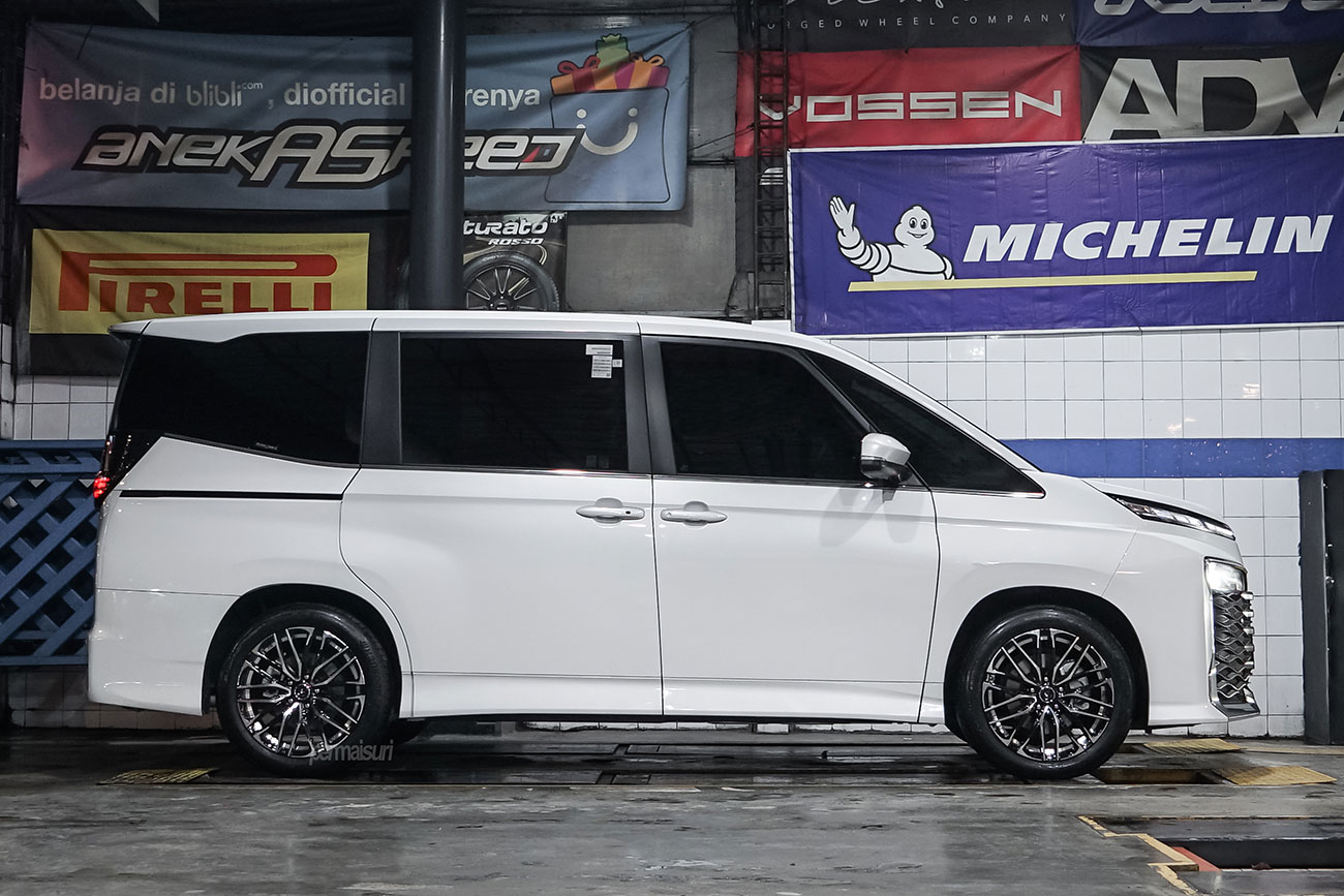Weds Leonis SK with Toyota Voxy