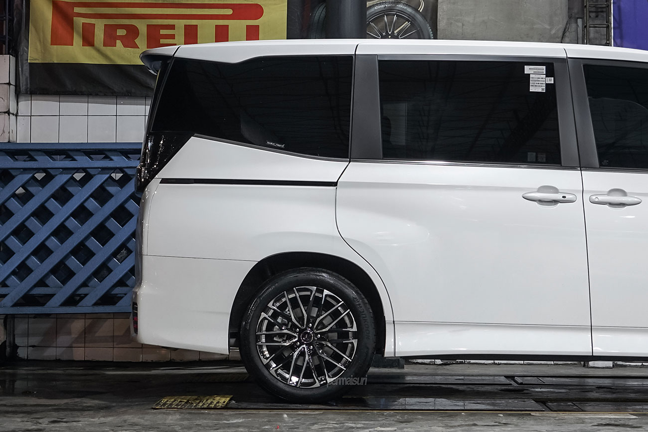 Weds Leonis SK with Toyota Voxy
