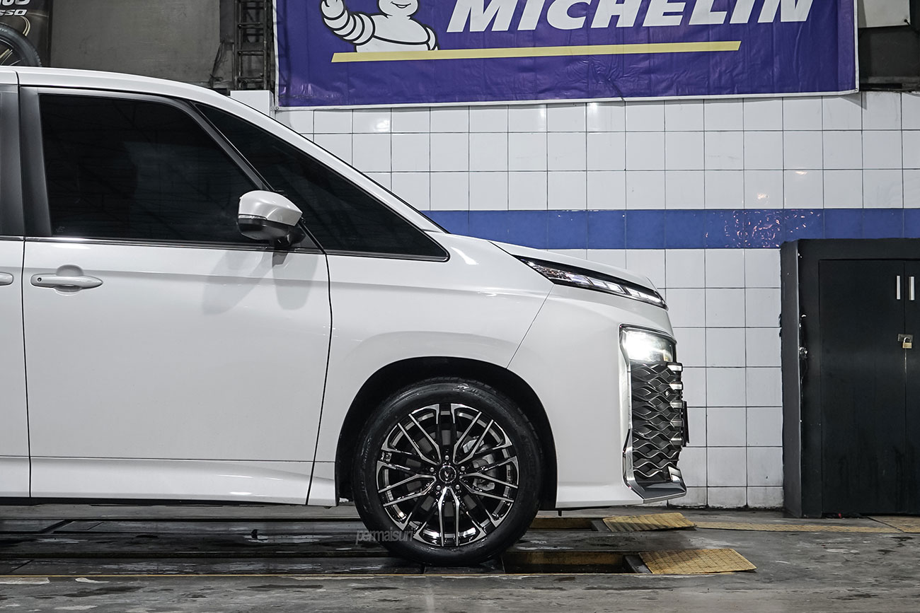 Weds Leonis SK with Toyota Voxy