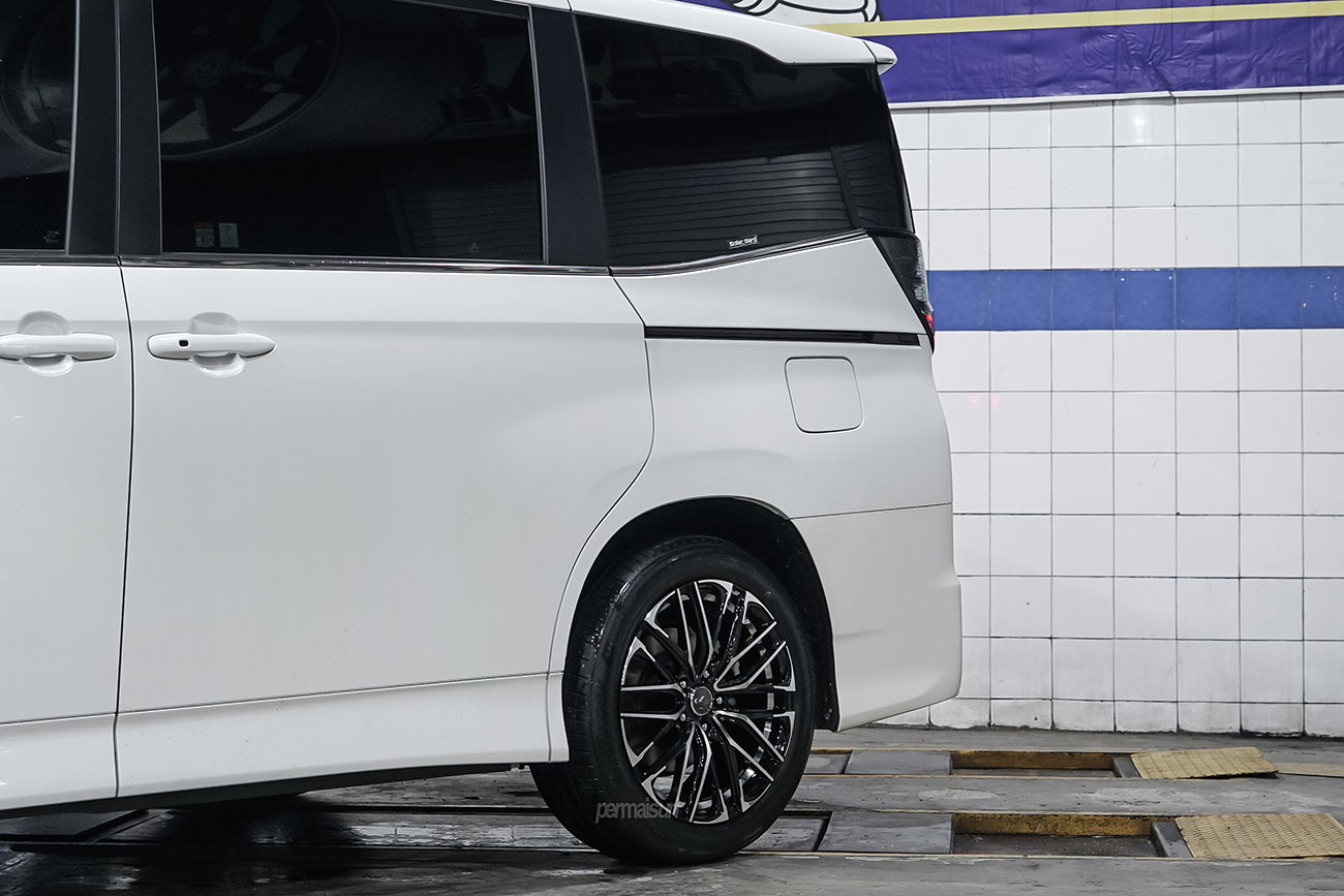 Weds Leonis SK with Toyota Voxy