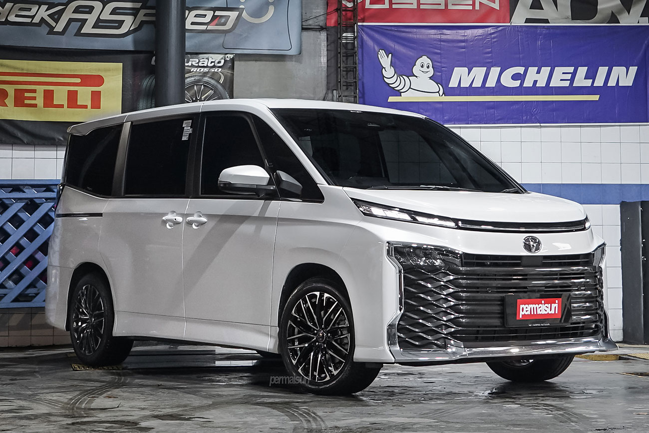 Weds Leonis SK with Toyota Voxy