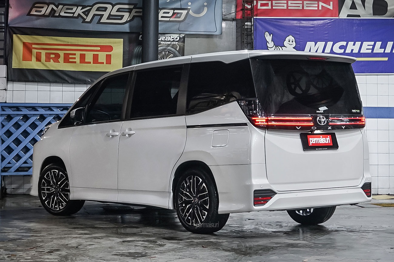 Weds Leonis SK with Toyota Voxy