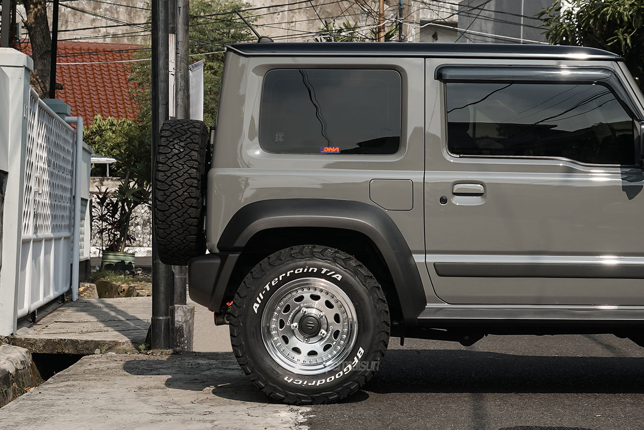 Work Crag Galvatre with Suzuki Jimny