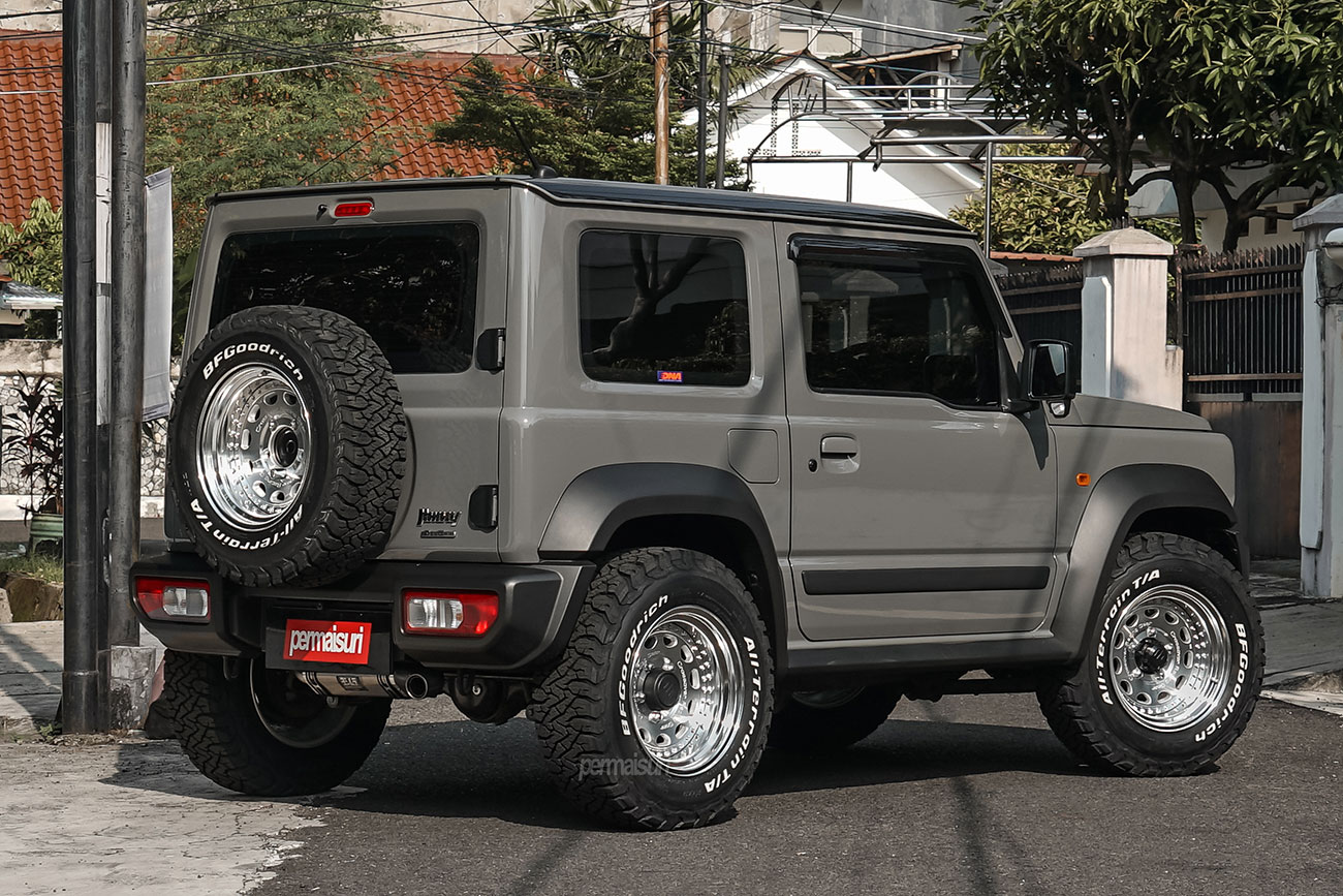 Work Crag Galvatre with Suzuki Jimny