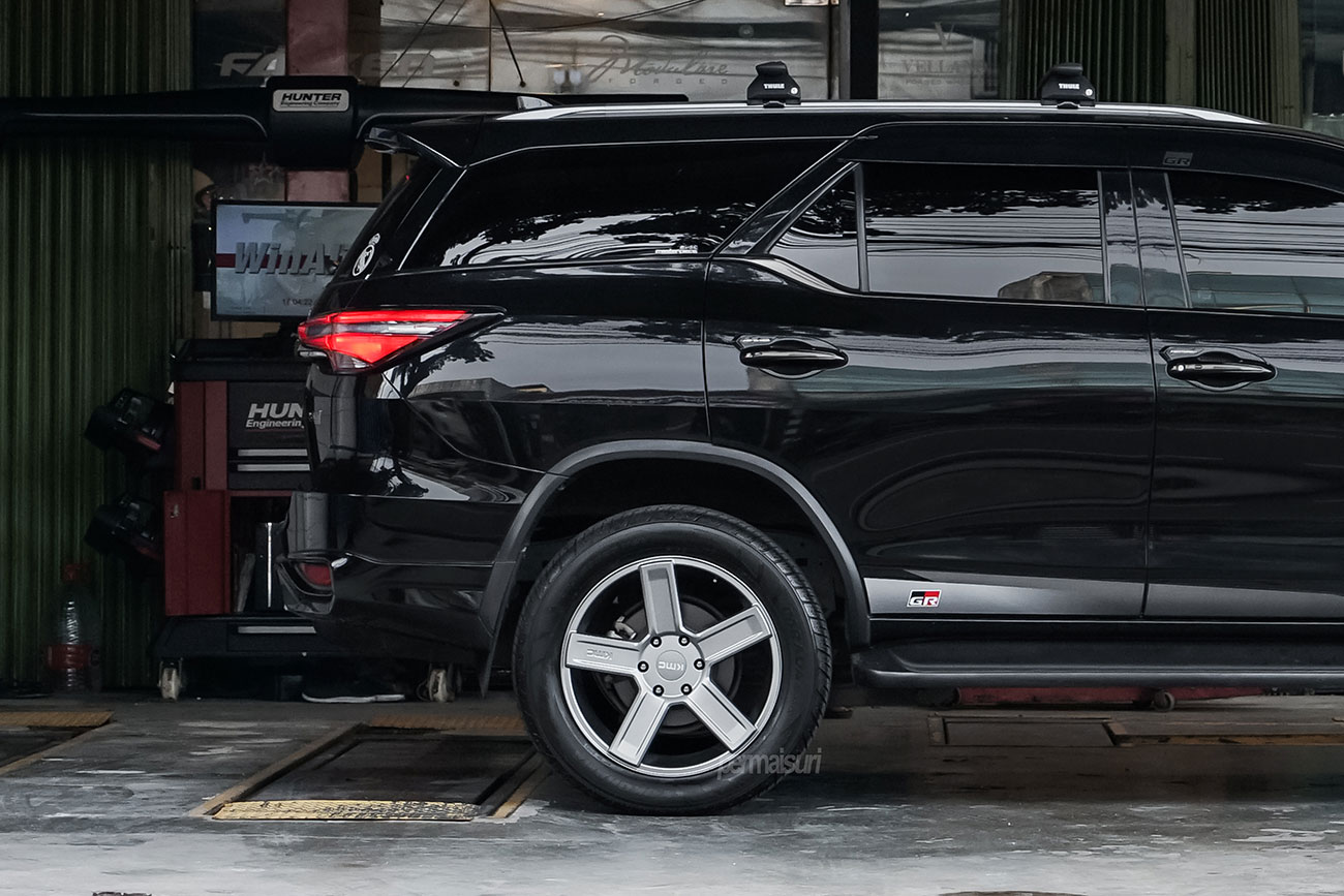 KMC MD5 with Toyota Fortuner