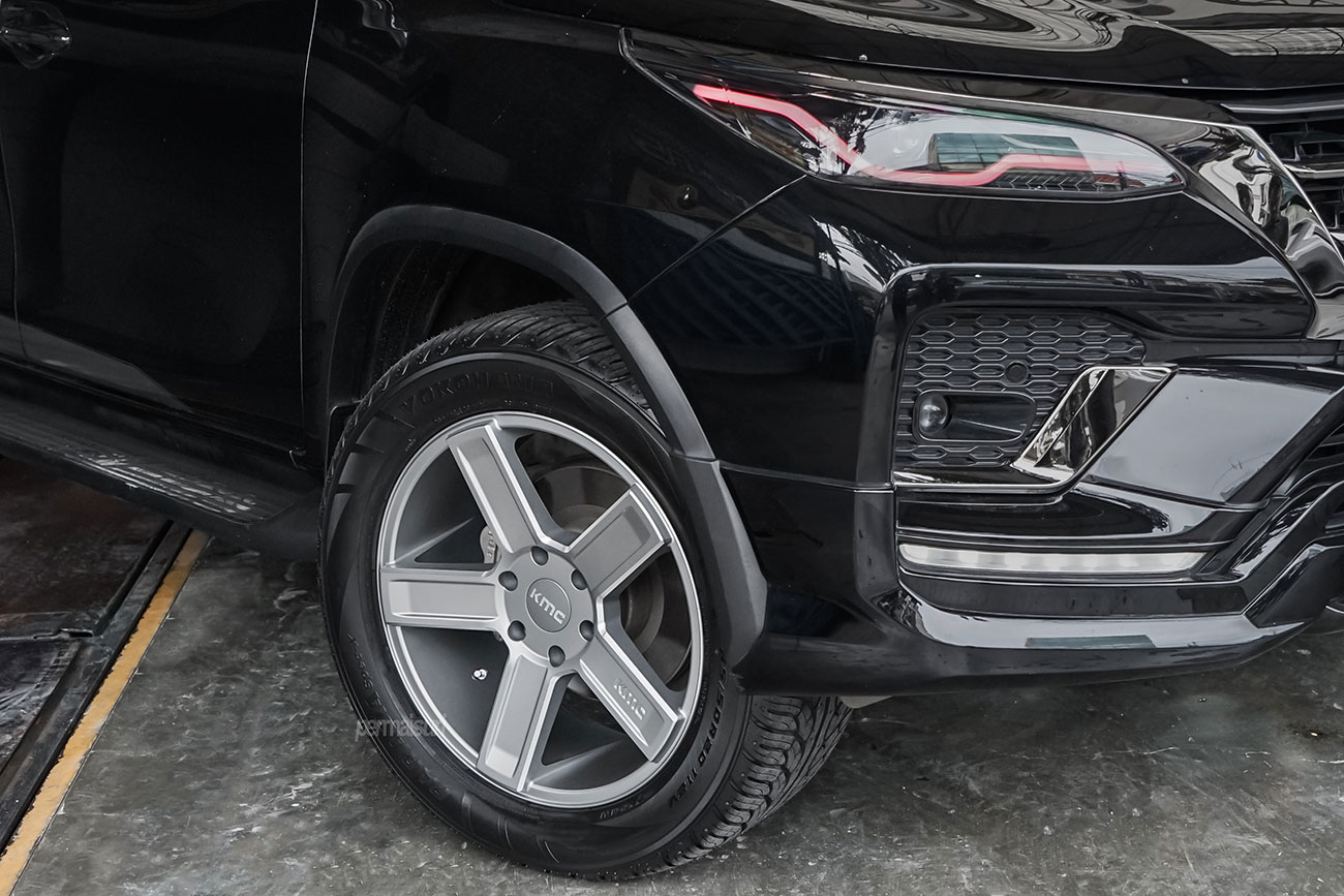 KMC MD5 with Toyota Fortuner