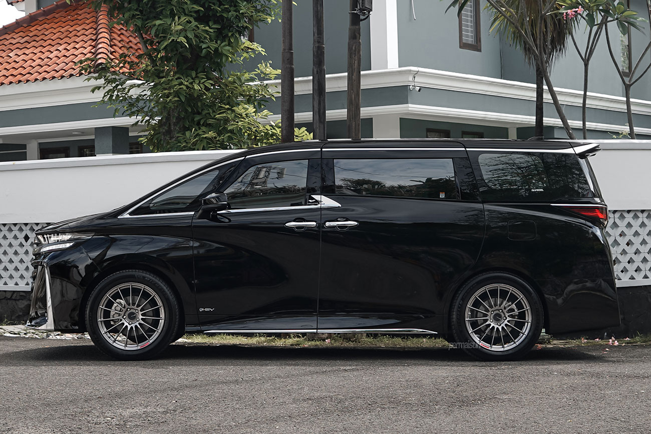 Enkei RS05RR with Toyota Vellfire