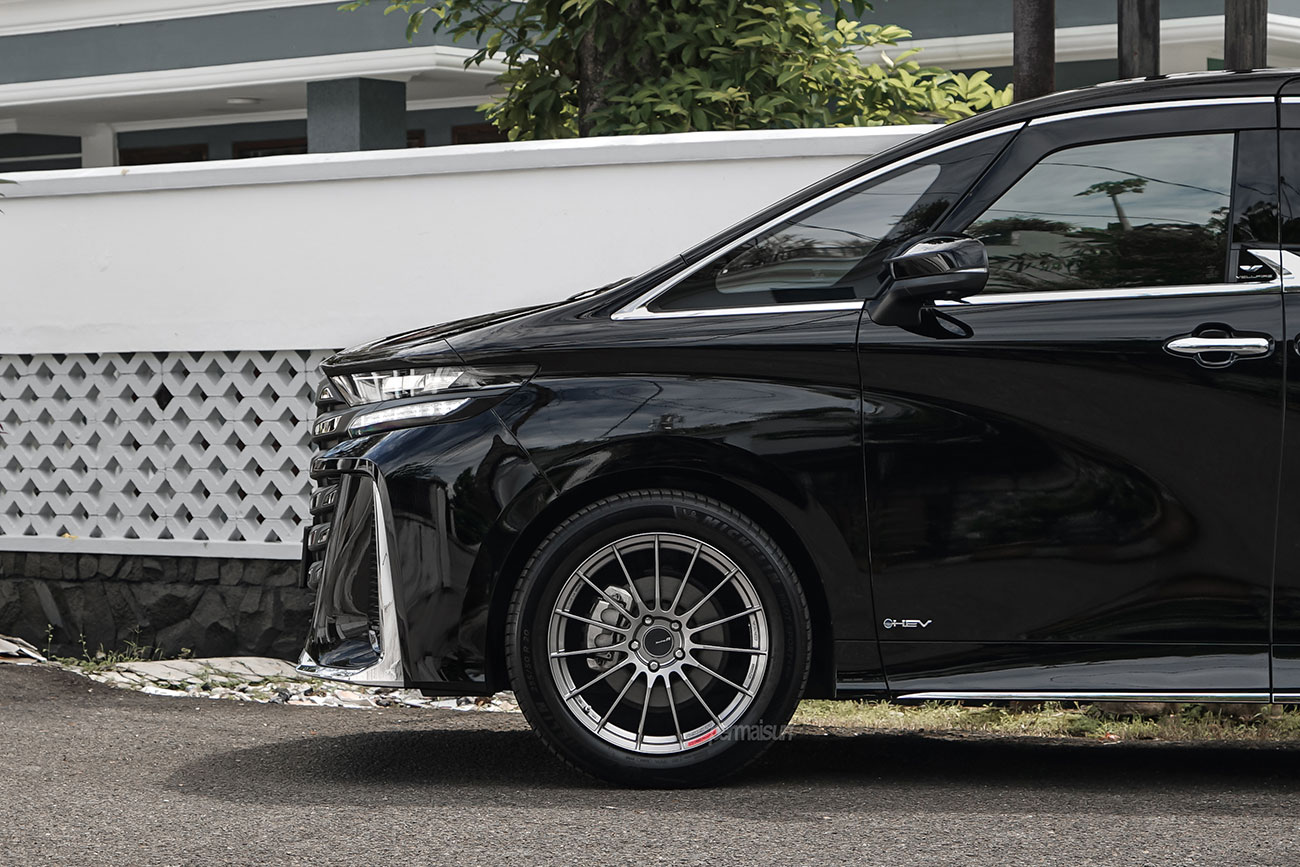 Enkei RS05RR with Toyota Vellfire