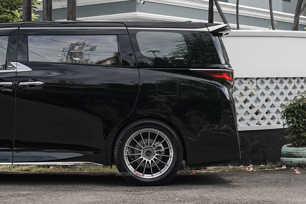 Enkei RS05RR with Toyota Vellfire