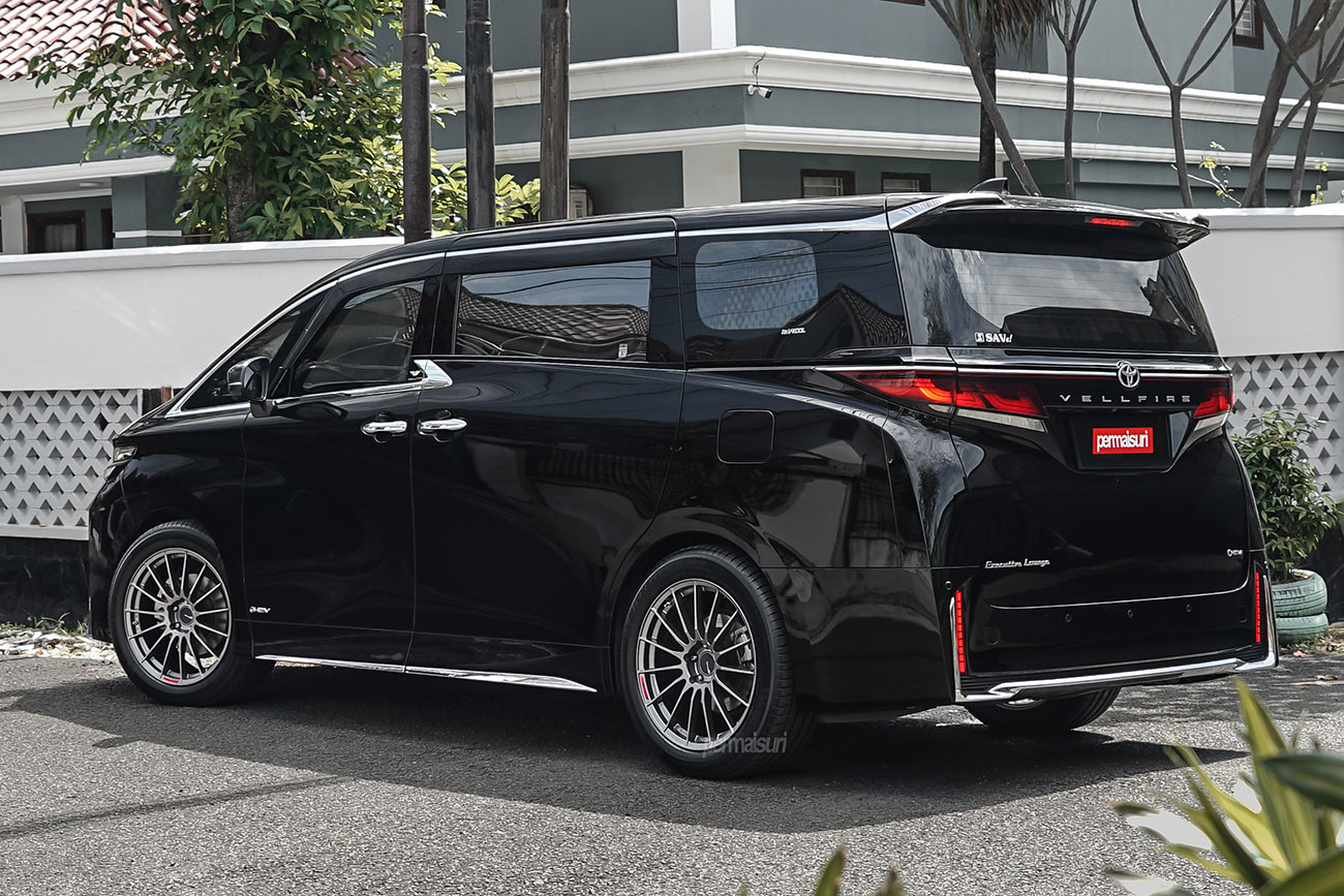 Enkei RS05RR with Toyota Vellfire