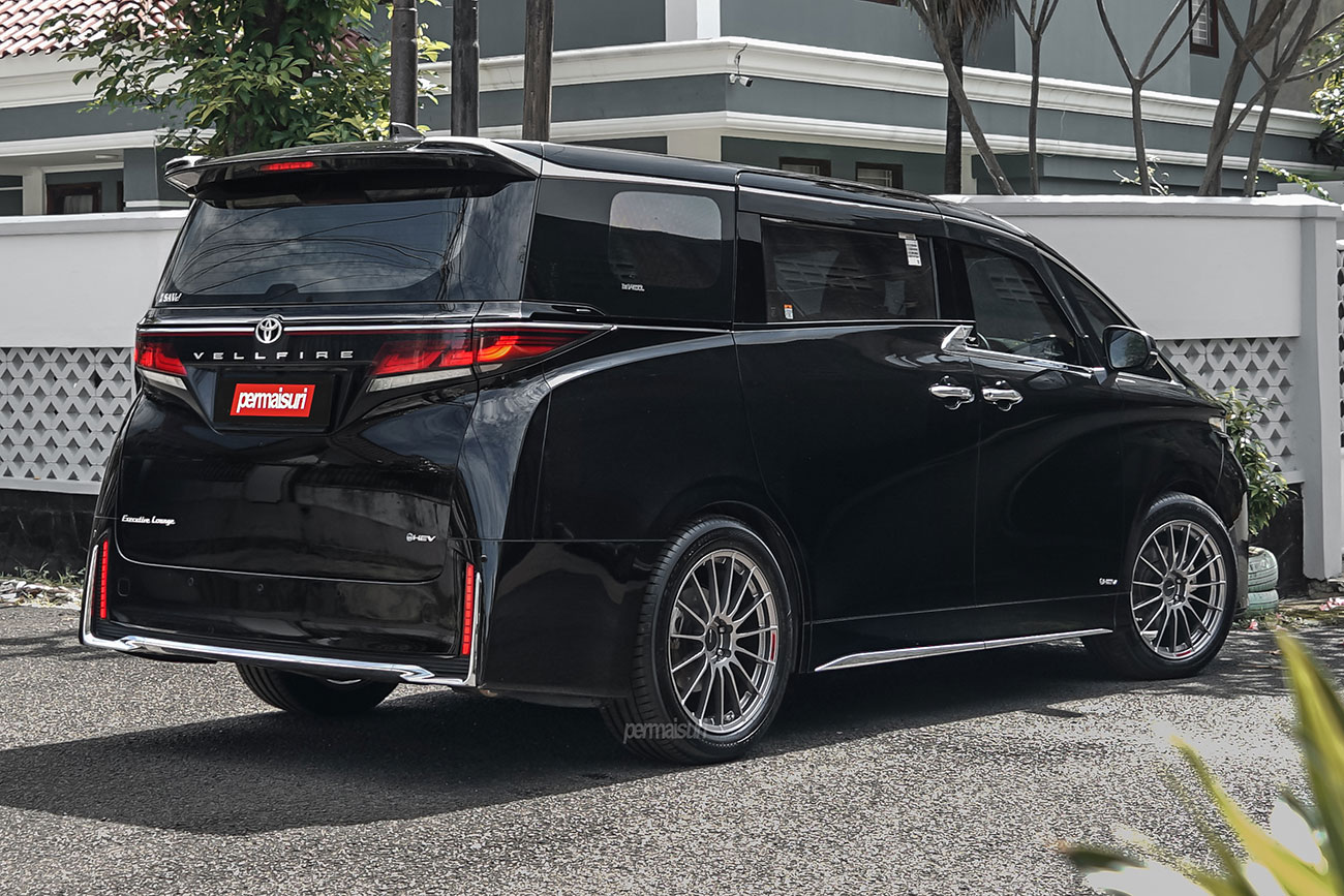 Enkei RS05RR with Toyota Vellfire