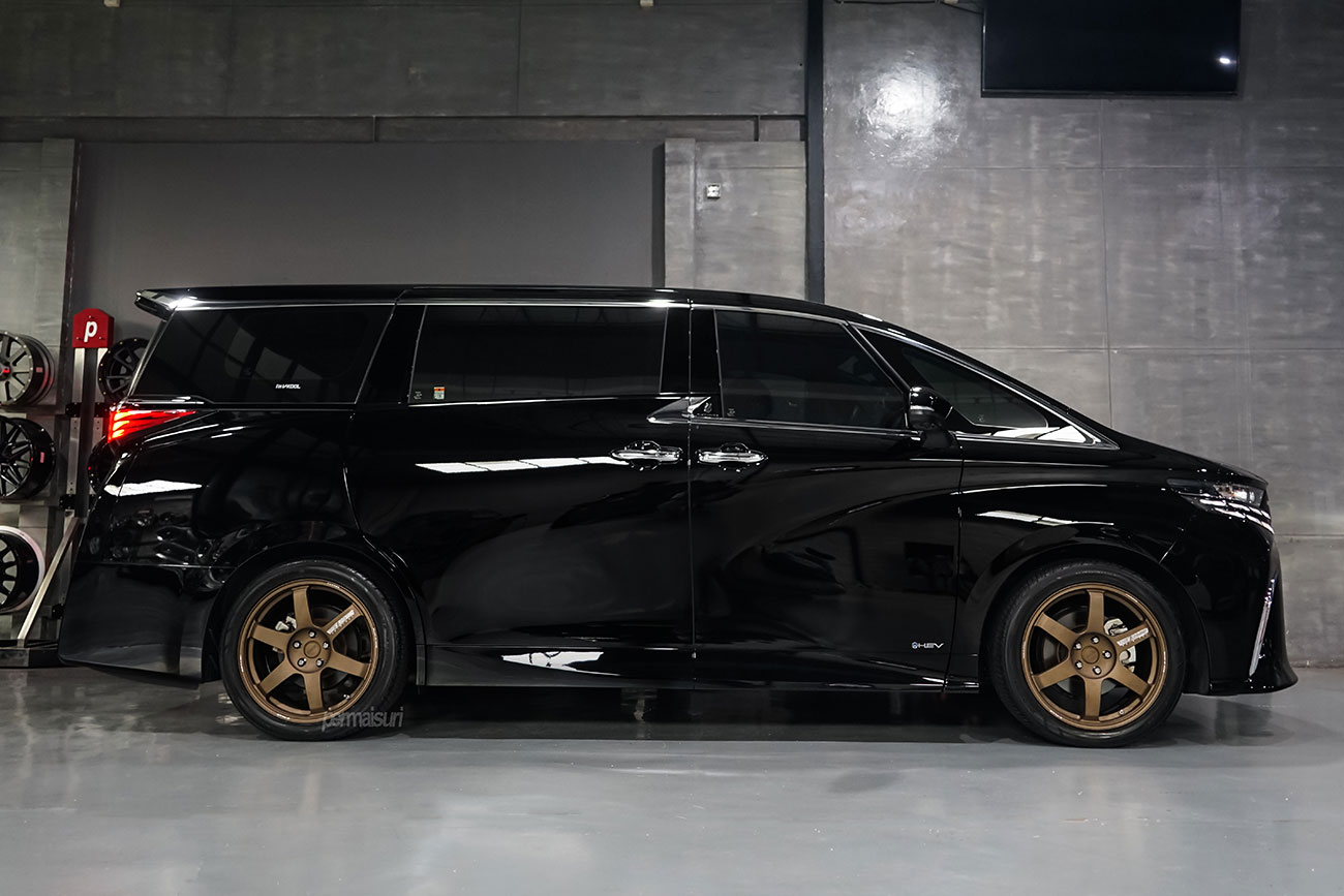 Rays Volk Racing TE37 Saga S-Plus with Toyota Alphard