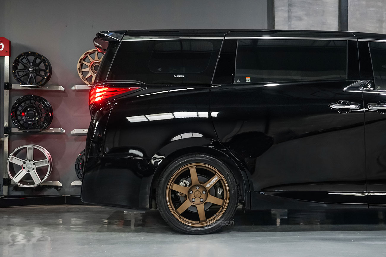 Rays Volk Racing TE37 Saga S-Plus with Toyota Alphard