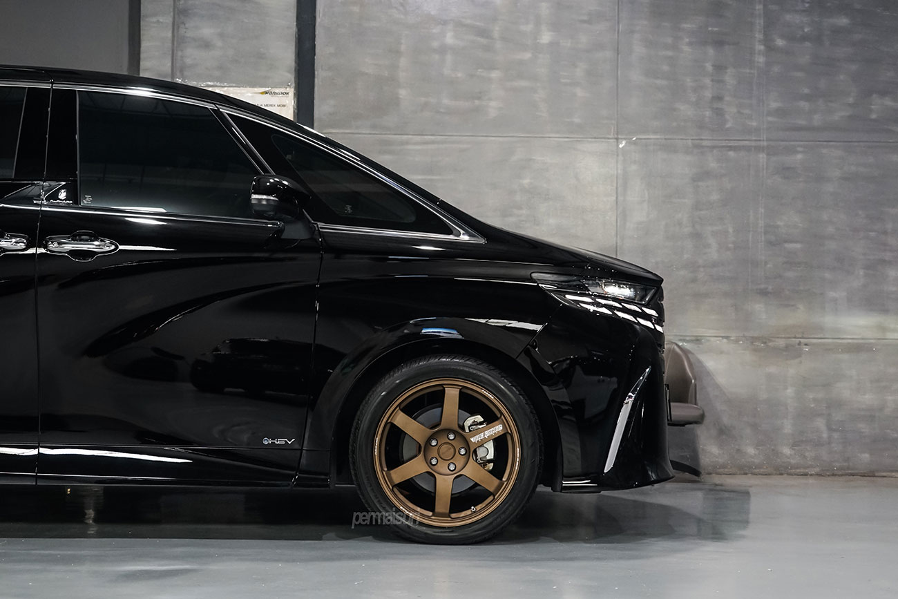 Rays Volk Racing TE37 Saga S-Plus with Toyota Alphard
