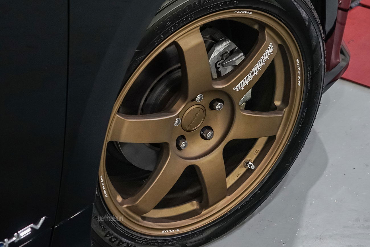 Rays Volk Racing TE37 Saga S-Plus with Toyota Alphard