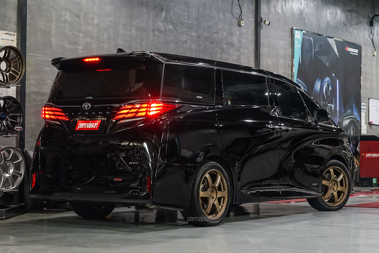 Rays Volk Racing TE37 Saga S-Plus with Toyota Alphard