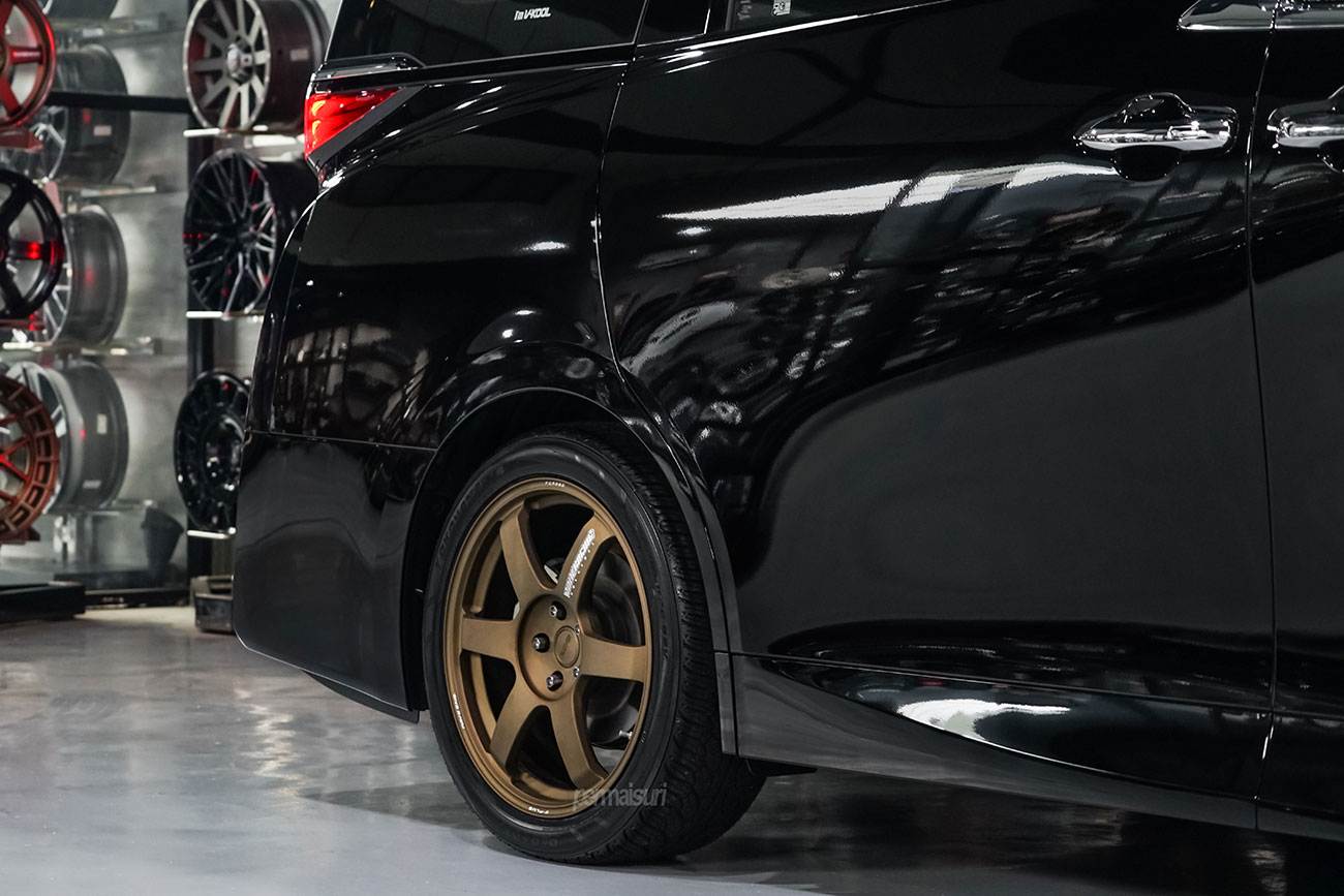 Rays Volk Racing TE37 Saga S-Plus with Toyota Alphard