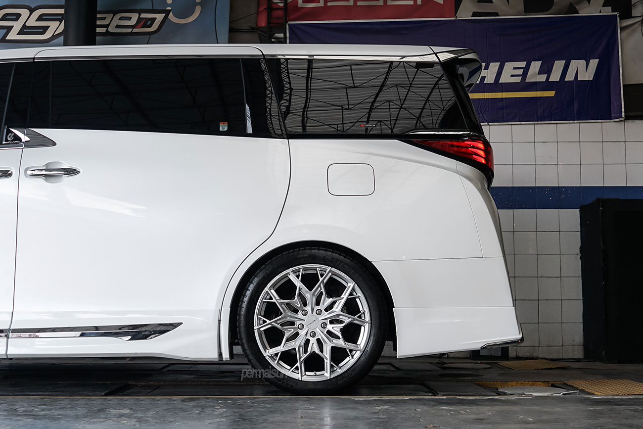 Facewheels FW1047 with Toyota Alphard