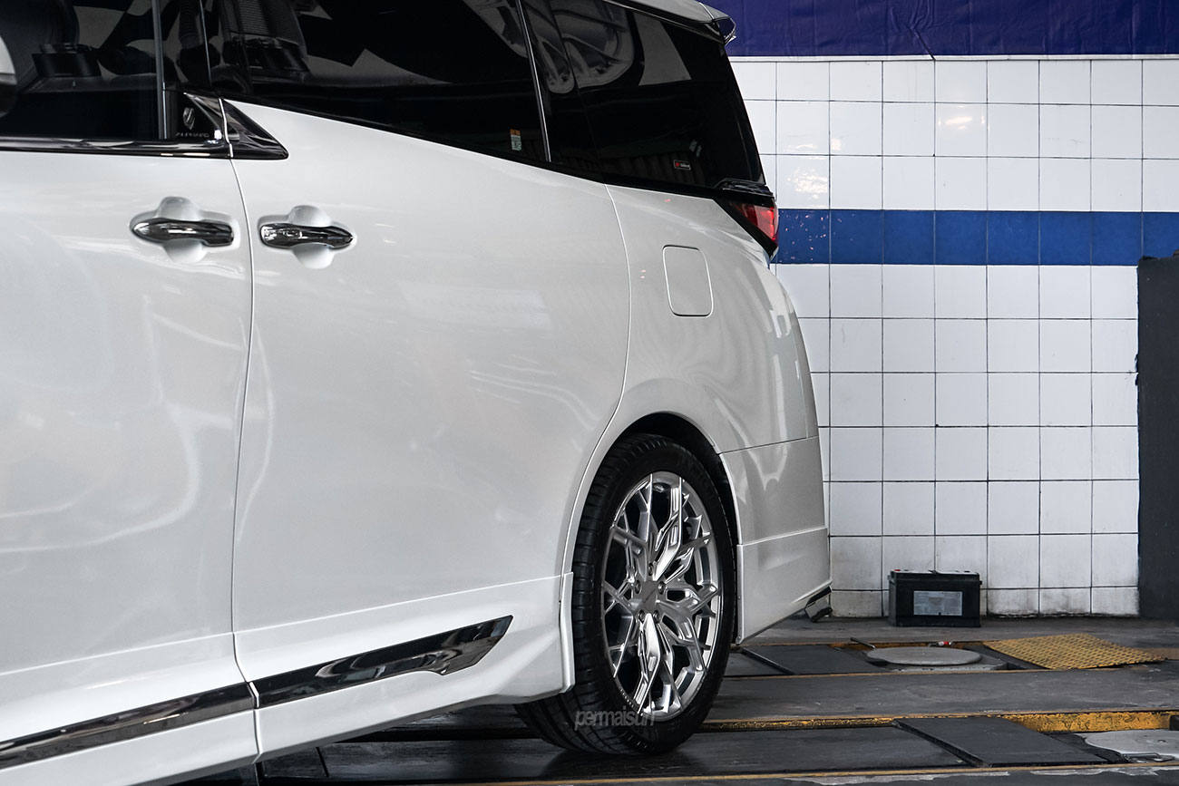 Facewheels FW1047 with Toyota Alphard