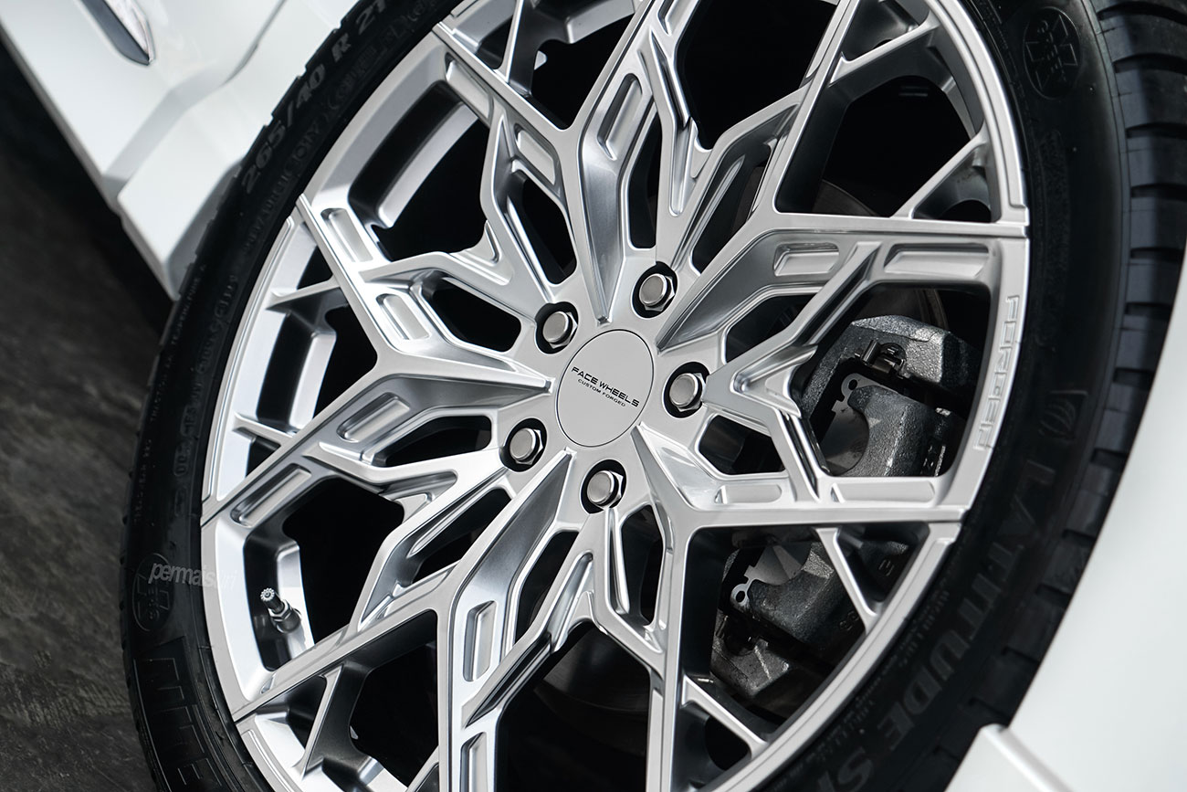 Facewheels FW1047 with Toyota Alphard