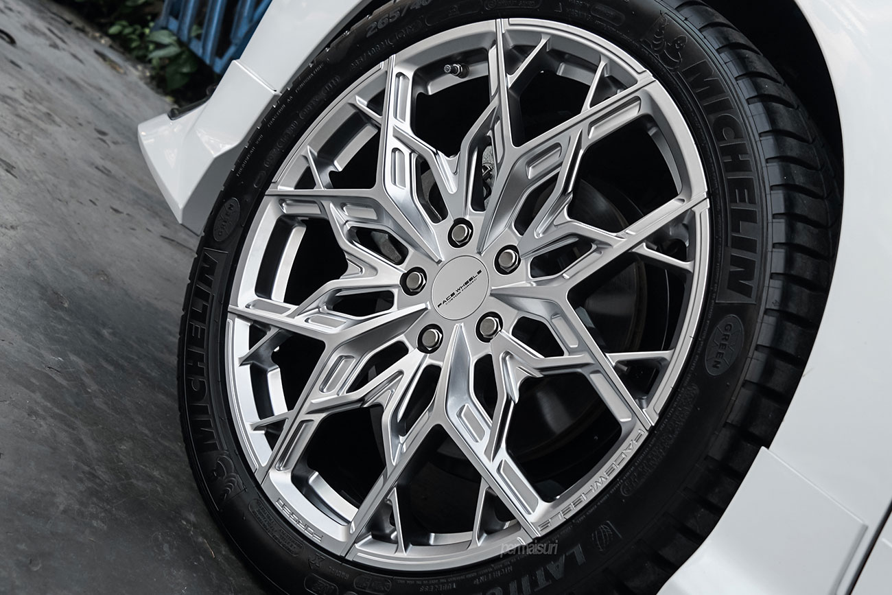 Facewheels FW1047 with Toyota Alphard