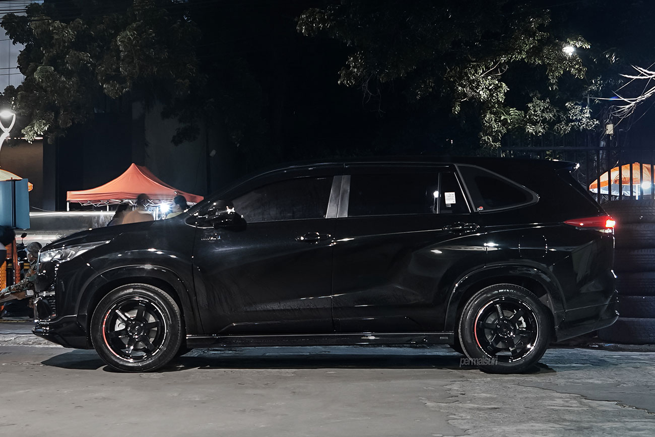 Rays Volk Racing TE37 Saga S-Plus with Toyota Innova Zenix