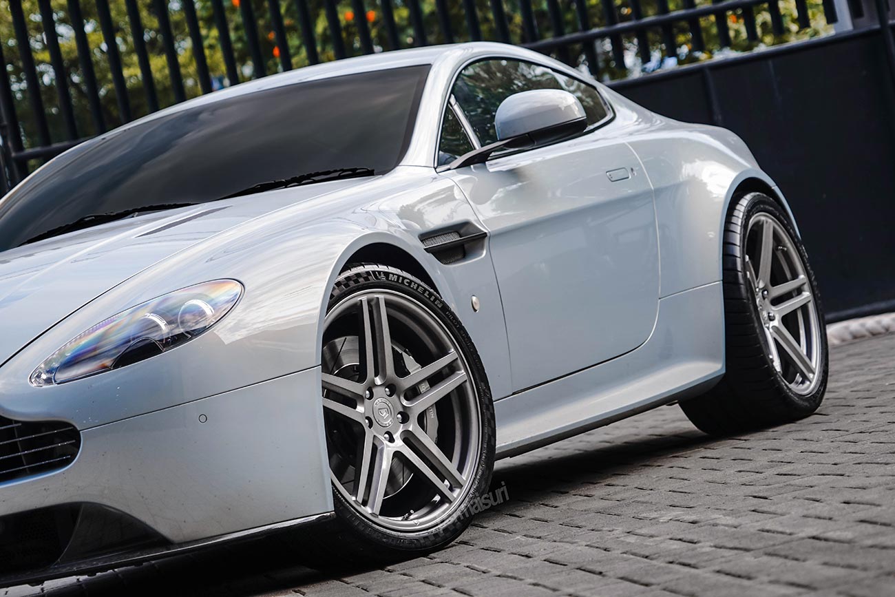 Vossen VPS302 with Aston Martin Vantage