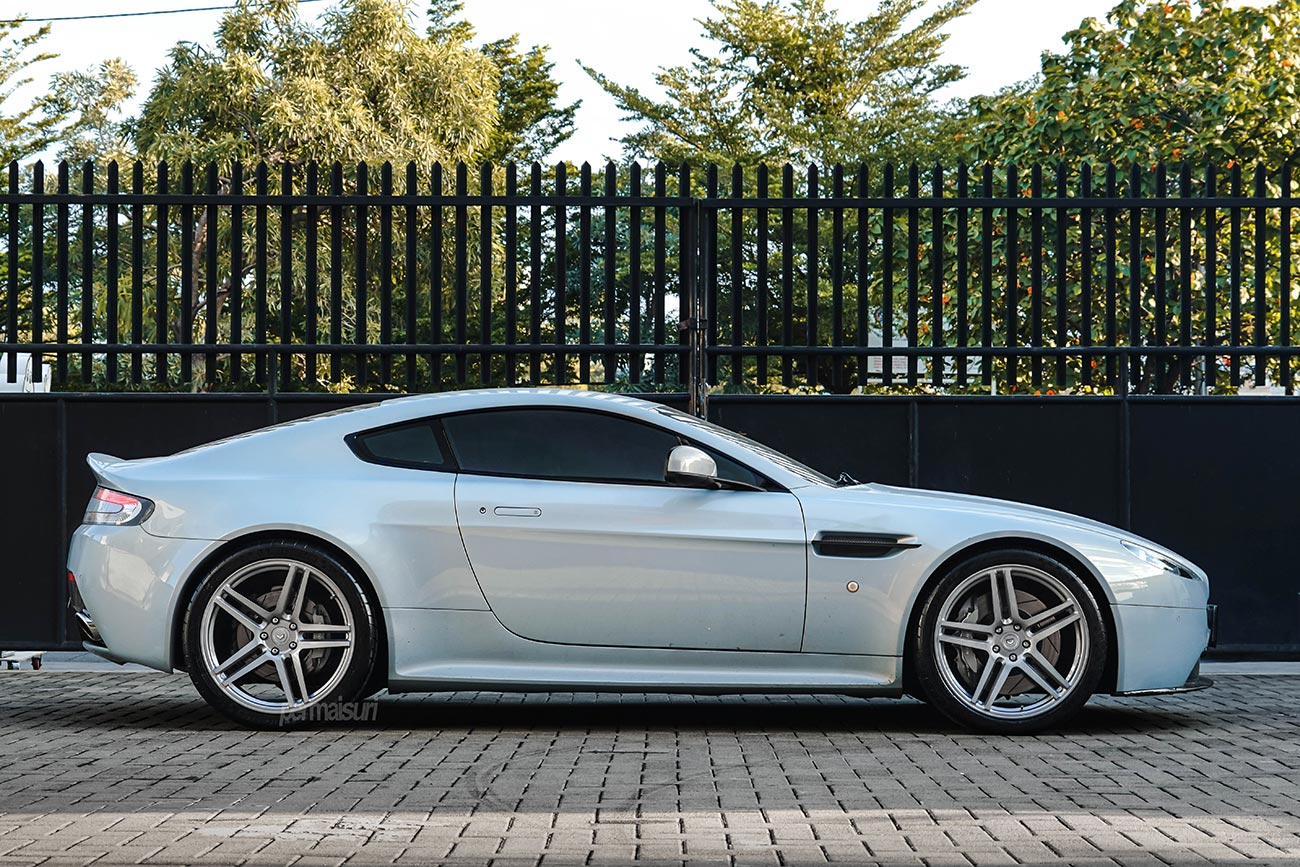 Vossen VPS302 with Aston Martin Vantage