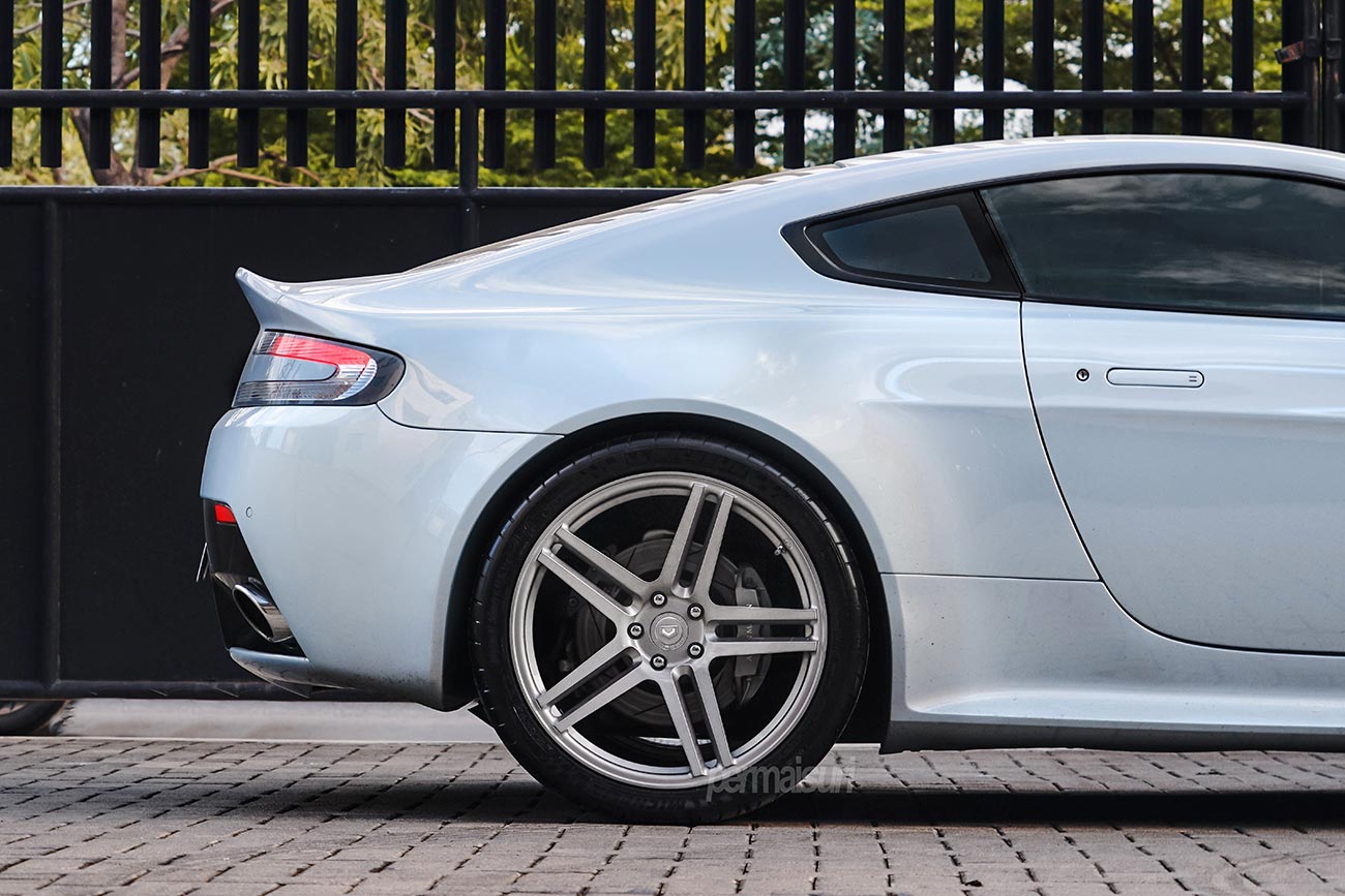 Vossen VPS302 with Aston Martin Vantage