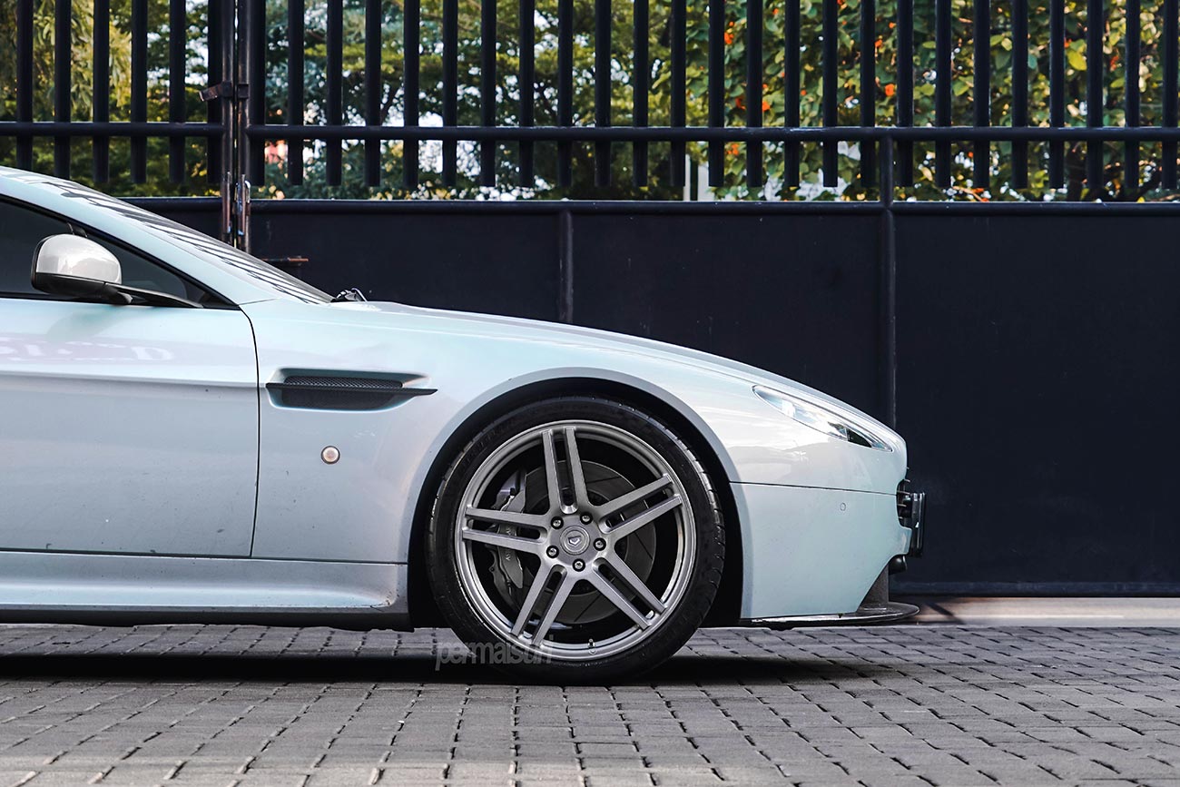 Vossen VPS302 with Aston Martin Vantage