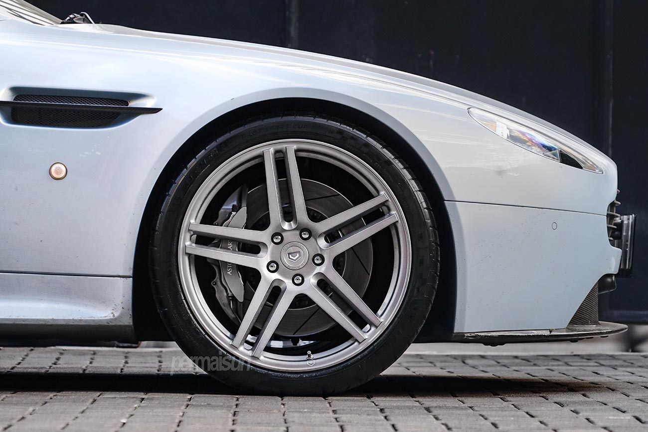 Vossen VPS302 with Aston Martin Vantage