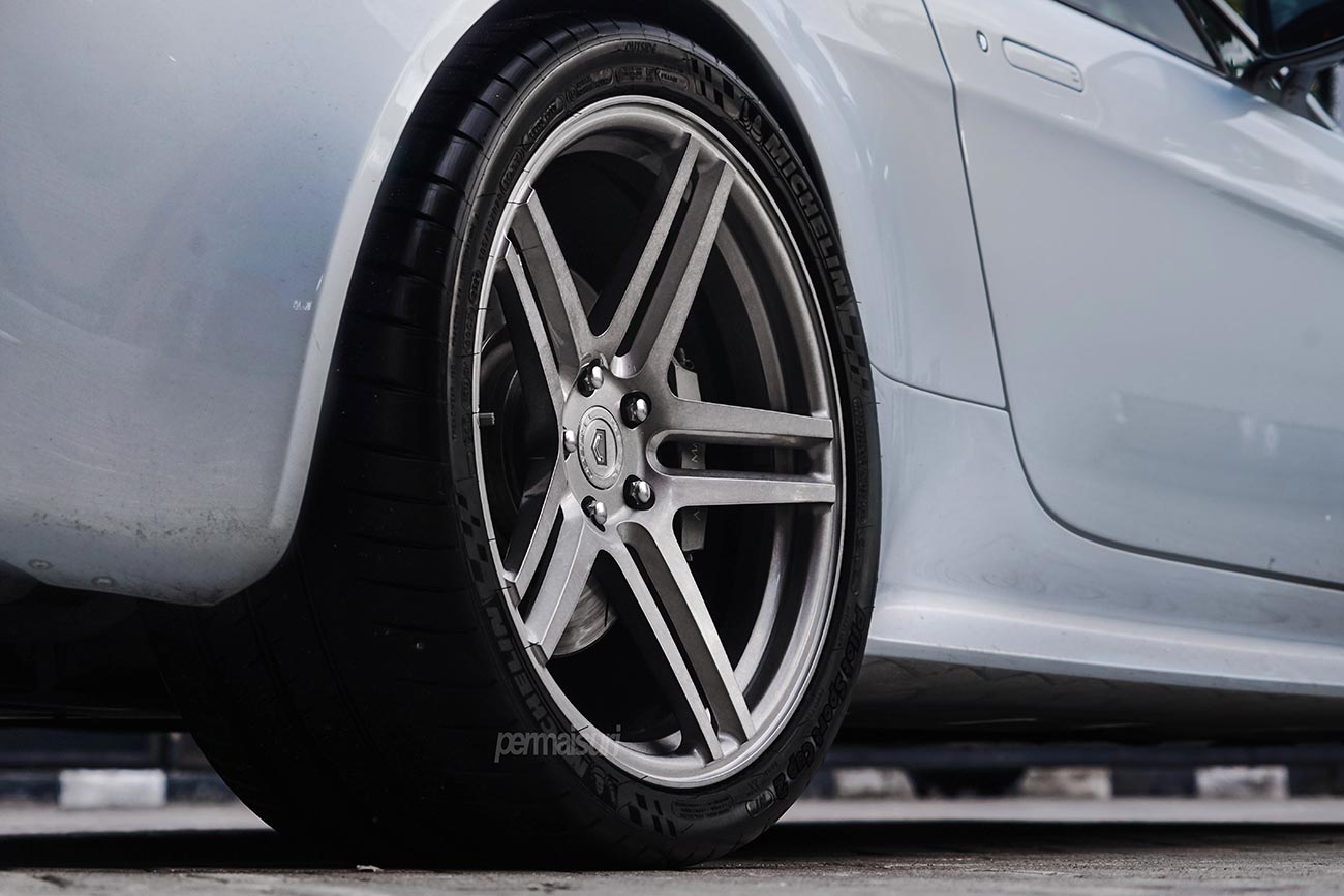 Vossen VPS302 with Aston Martin Vantage