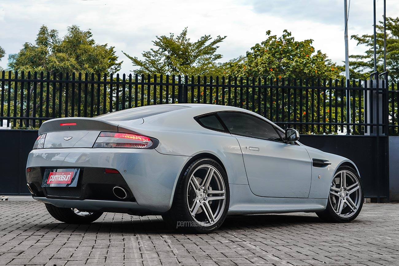 Vossen VPS302 with Aston Martin Vantage