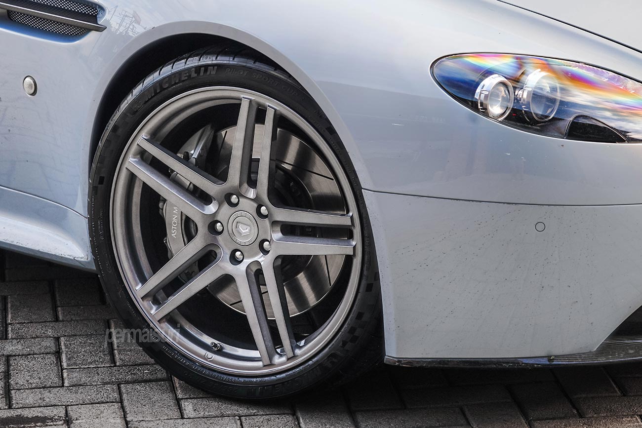 Vossen VPS302 with Aston Martin Vantage