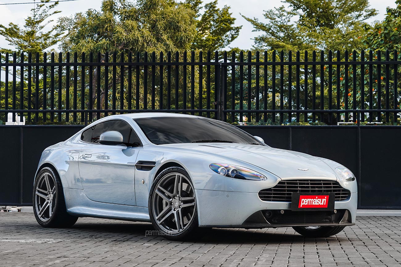 Vossen VPS302 with Aston Martin Vantage