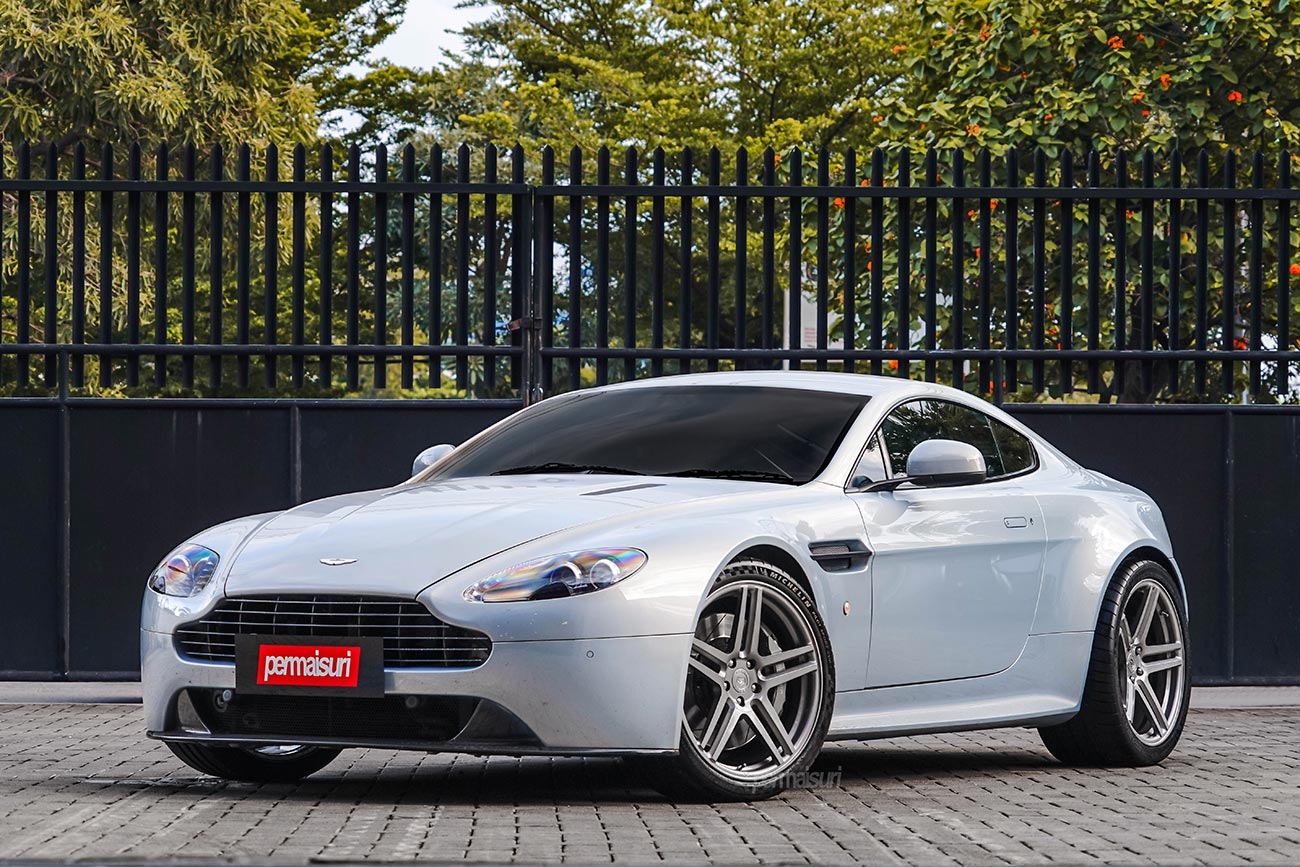 Vossen VPS302 with Aston Martin Vantage